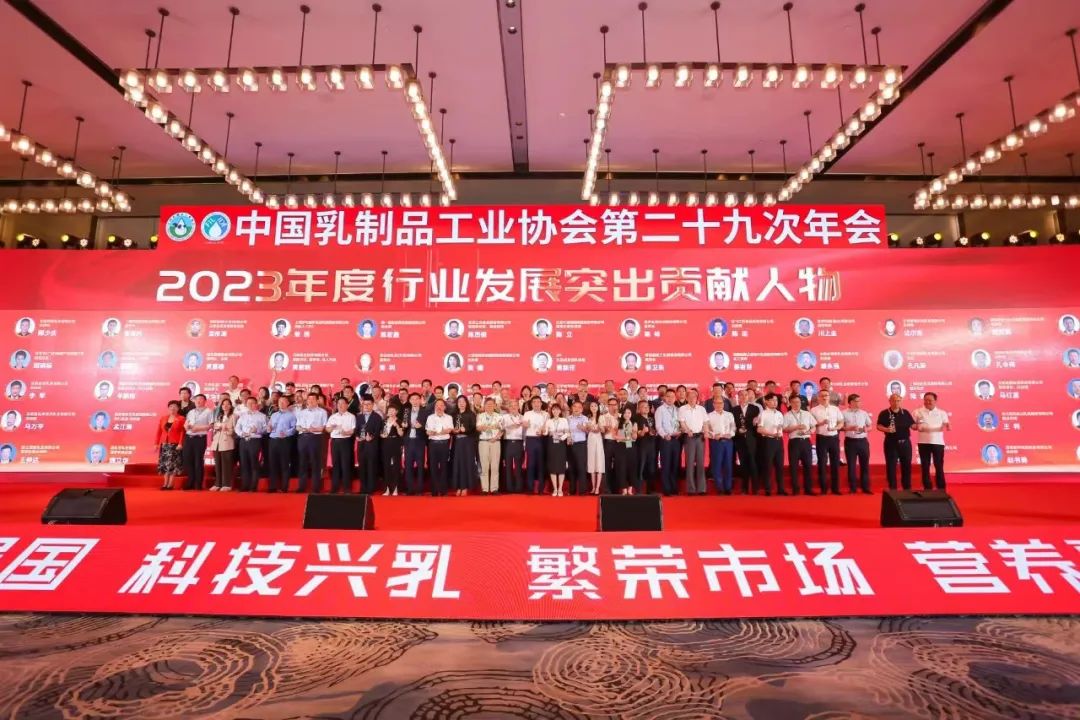 參觀(guān)拓思路 交流促發(fā)展 | 集團(tuán)領(lǐng)導(dǎo)參加中乳協(xié)第二十九次年會(huì)暨中國(guó)（國(guó)際）乳業(yè)技術(shù)博覽會(huì)并到江西陽(yáng)光乳業(yè)參觀(guān)座談