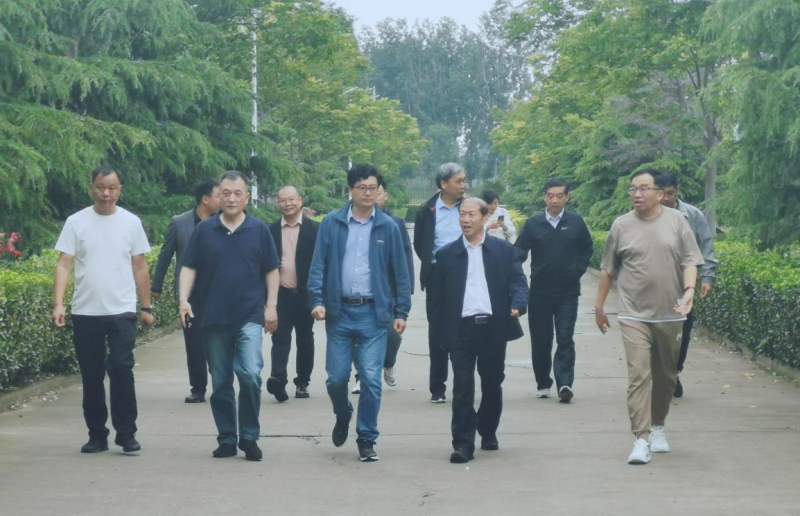 花花牛丨河南農(nóng)業(yè)大學(xué)黨委副書記、校長介曉磊一行蒞臨花花牛河南瑞亞參觀調(diào)研