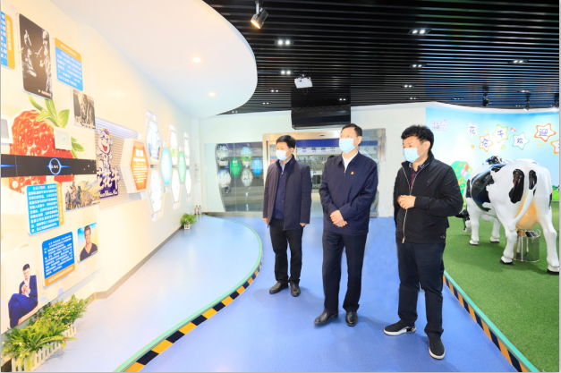 河南省委農(nóng)辦主任、農(nóng)業(yè)農(nóng)村廳廳長申延平一行調(diào)研河南花花牛乳業(yè)集團(tuán)